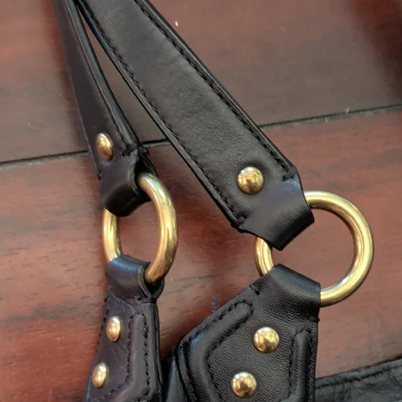 Elegant Coach Black Leather Shoulder Bag - Picture 5 of 8